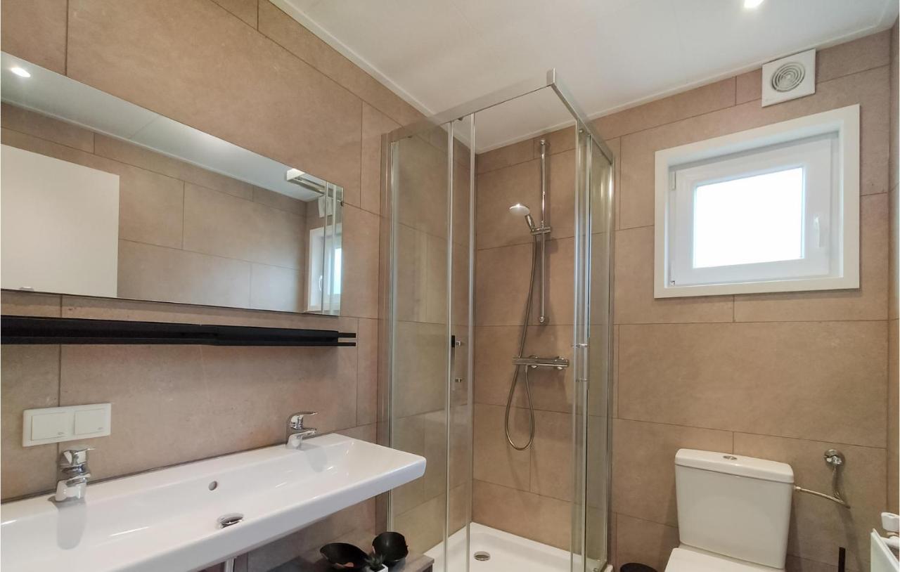 2 Bedroom Awesome Home In Heinkenszand Экстерьер фото