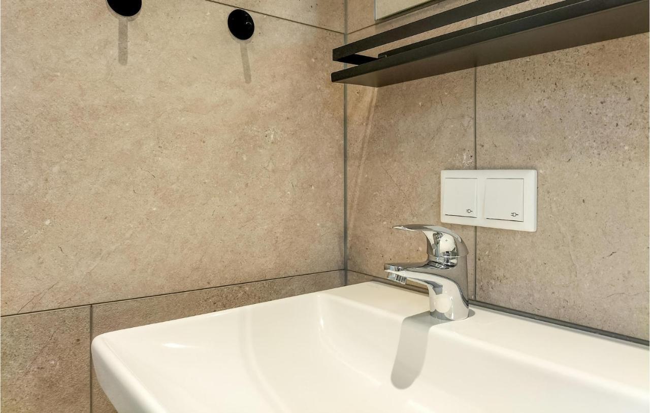 2 Bedroom Awesome Home In Heinkenszand Экстерьер фото